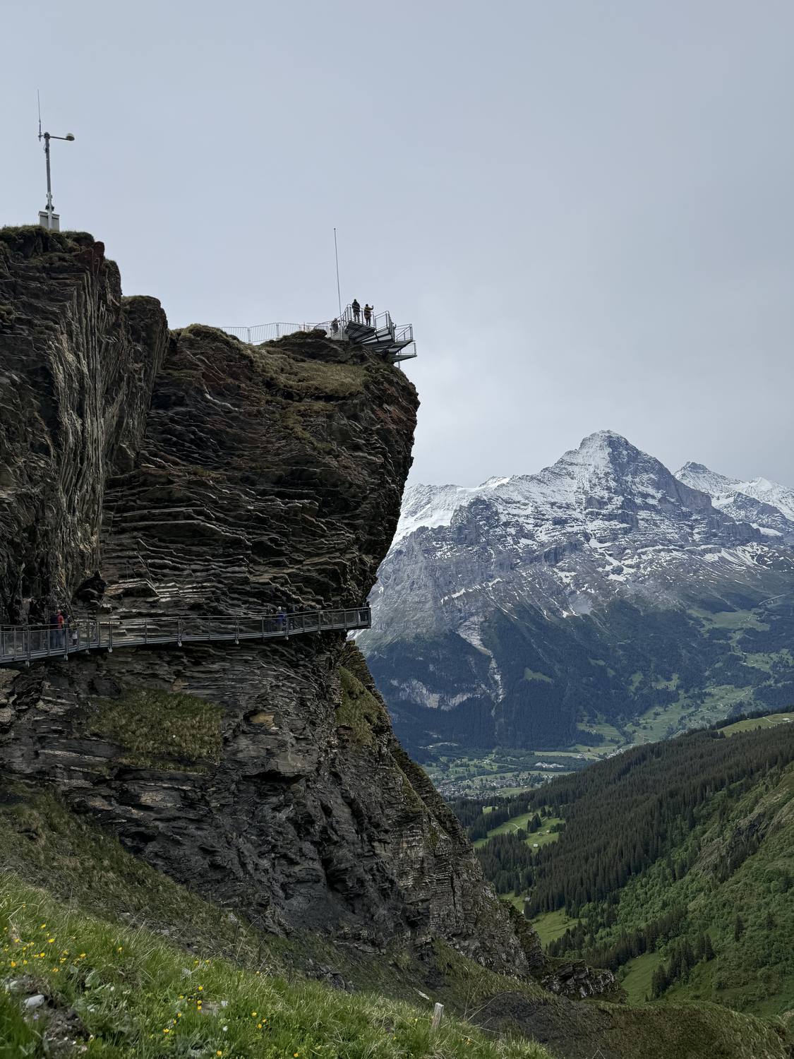 The tip of the First Cliff Walk platform jutting out over the void, the Eiger behind