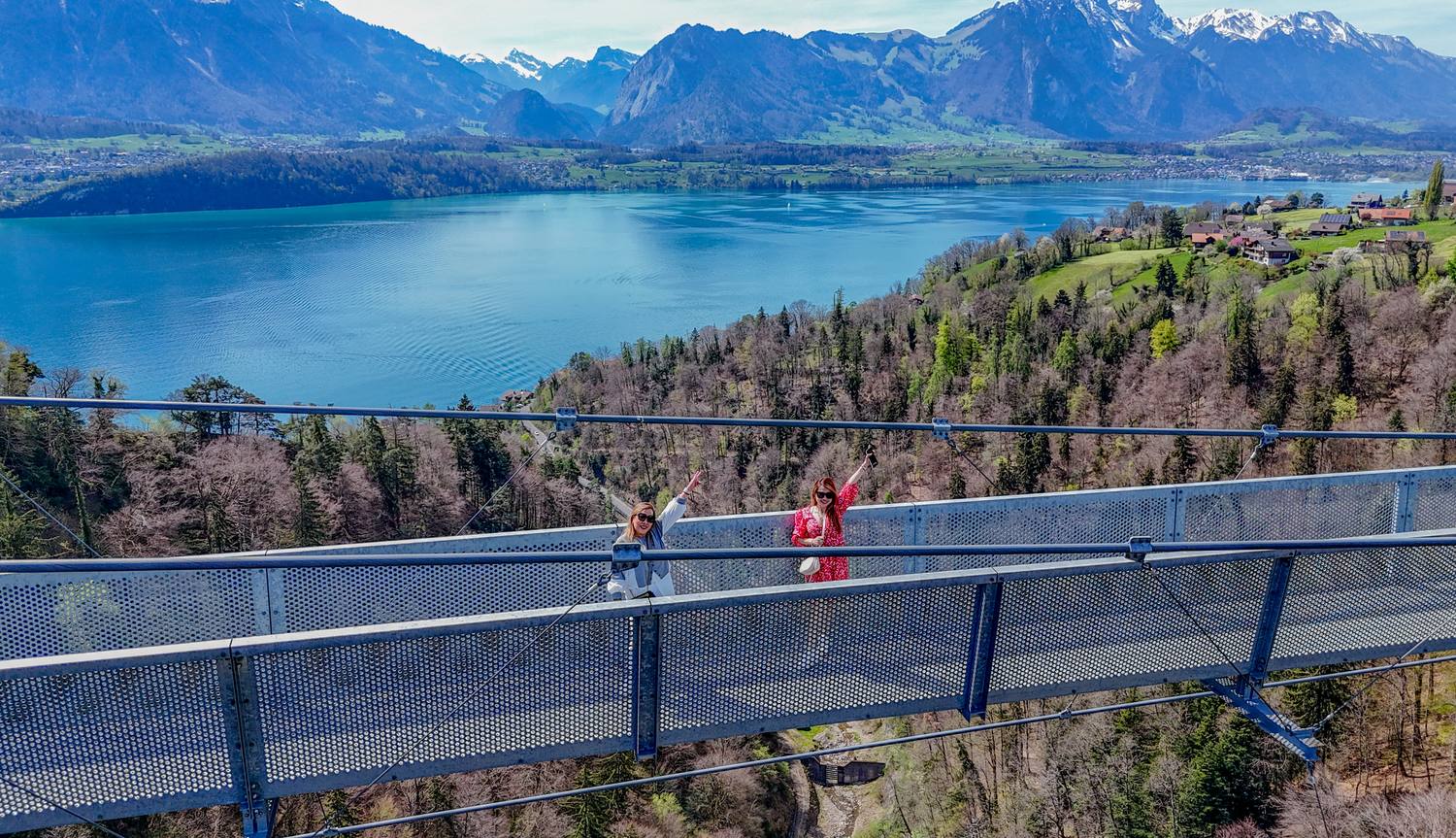 Guests on the Sigriswil panorama bridge above Lake Thun, with the Stockhorn range across the water
